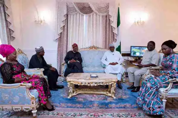 President Buhari Exchanging Pleasantries With His Aides In London Today (See Videos, Photos)